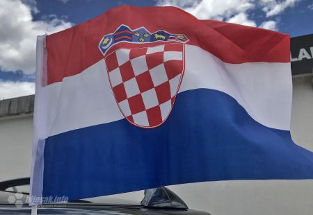 https://storage.bljesak.info/article/241871/450x310/hrvatska-zastava.jpg