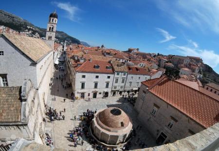 https://storage.bljesak.info/article/247525/450x310/Dubrovnik-Stradun-panorama.jpg