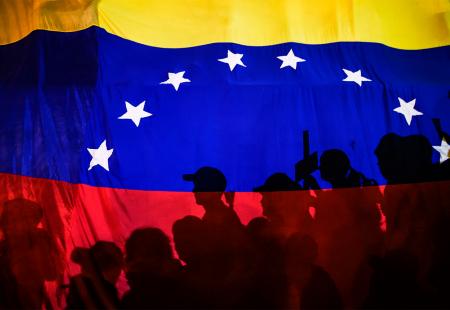 https://storage.bljesak.info/article/252112/450x310/venecuela-zastava-ljudi.jpg