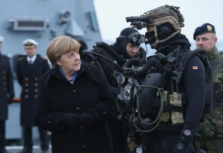 https://storage.bljesak.info/article/253246/450x310/Merkel-vojnik.jpg