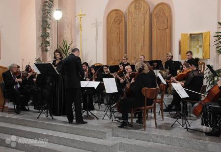 https://storage.bljesak.info/article/253937/450x310/Vecer-mozarta-simfonijski-orkestar.jpg