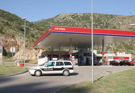 https://storage.bljesak.info/article/258030/450x310/petrol-pljacka.jpg