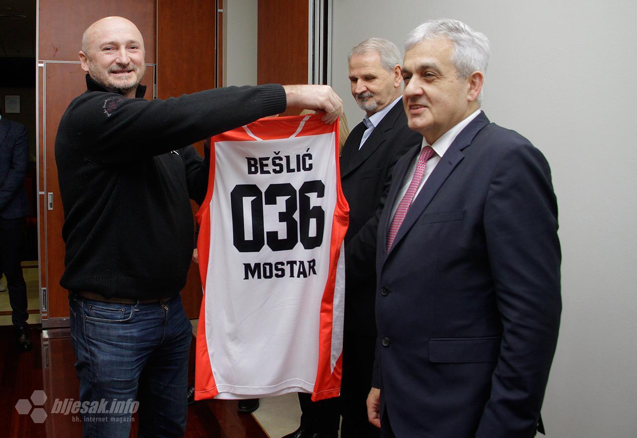 Gradonačelnik Ljubo Bešlić uručio nagrade najboljim sportašima Grada Mostara
