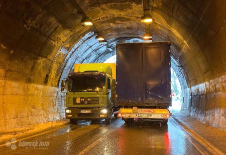 https://storage.bljesak.info/article/260218/450x310/kamioni-tunel-jablanica.jpg