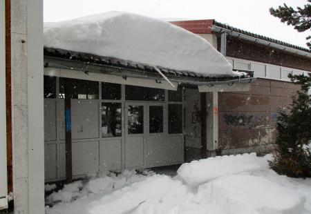 https://storage.bljesak.info/article/261565/450x310/kupres-skola-snijeg.jpg