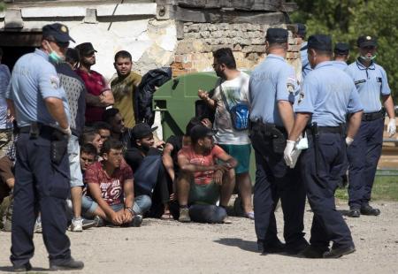 https://storage.bljesak.info/article/262539/450x310/hrvatska-policija-migranti.jpg