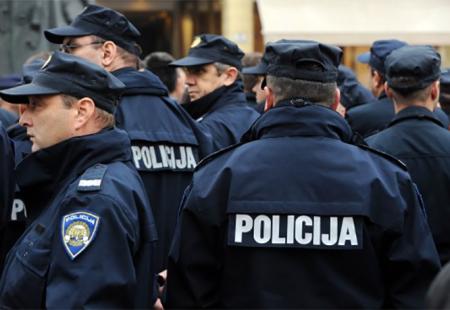 https://storage.bljesak.info/article/270187/450x310/policajci-hrvatska-jakne.jpg