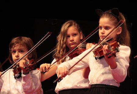 https://storage.bljesak.info/article/275134/450x310/Festival-mladih-talenata-2019-mali-violinisti5.jpg