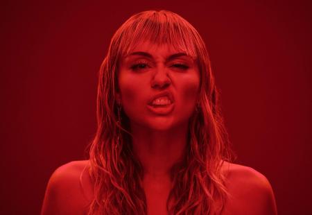 https://storage.bljesak.info/article/278237/450x310/Miley-Cyrus-crveno.jpg