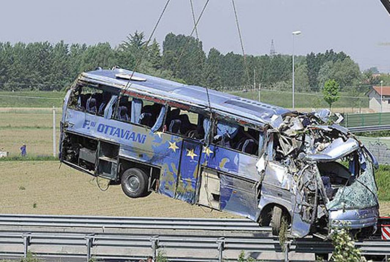 Sudar vlaka i autobusa, poginulo 47 djece