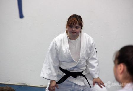 https://storage.bljesak.info/article/280863/450x310/Judo-trening-sa-azrom-dedic5.jpg