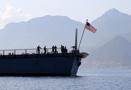 https://storage.bljesak.info/article/283133/450x310/americka-mornarica-brod-zastava.jpg