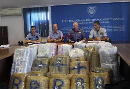 https://storage.bljesak.info/article/283370/450x310/Dubrovnik-zapljena-droge.jpg