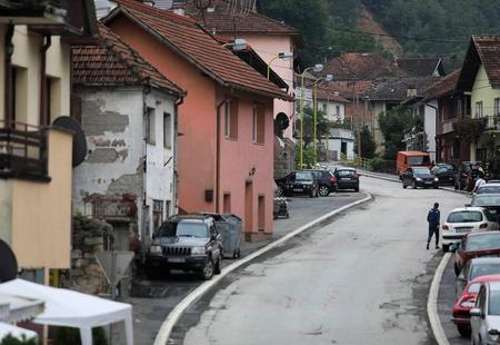 https://storage.bljesak.info/article/283527/450x310/SrebrenicaKuce.jpg