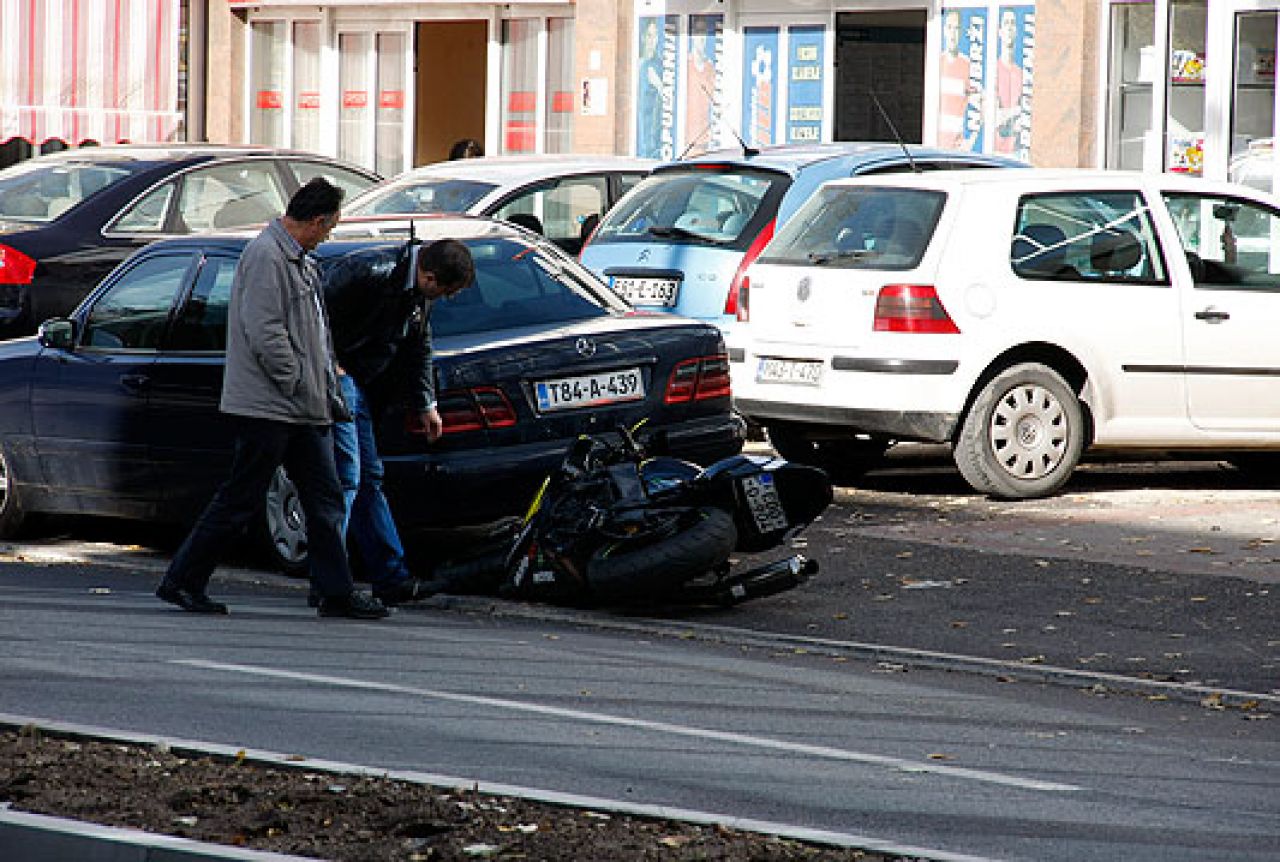 Prometna nezgoda u Dubrovačkoj ulici, dvije osobe teže ozlijeđene