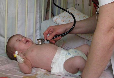 https://storage.bljesak.info/article/286277/450x310/beba-novorodjence-doktor-stetoskop.jpg