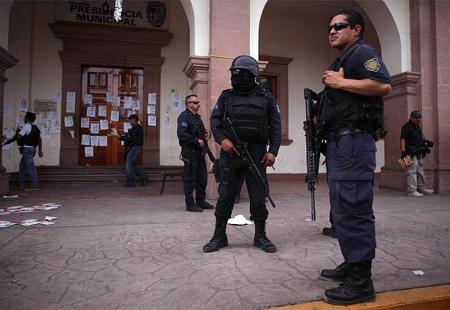 https://storage.bljesak.info/article/288182/450x310/policija-meksiko-puske.jpg