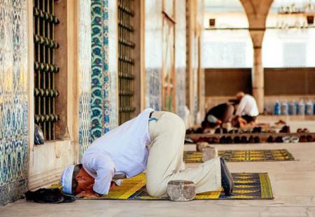 https://storage.bljesak.info/article/291544/450x310/muslims-praying-masjid-1.jpg