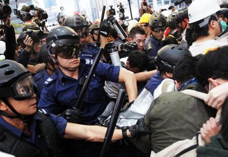 https://storage.bljesak.info/article/294886/450x310/hong-kong-policija-prosvjed.jpg