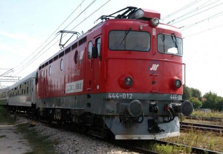 https://storage.bljesak.info/article/295387/450x310/Putnicki-vlak-zeleznice-srbije.jpg