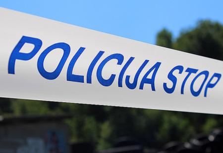 https://storage.bljesak.info/article/300352/450x310/policija-traka-stop-2017.jpg