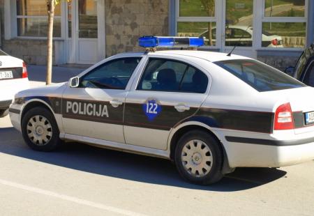 https://storage.bljesak.info/article/301211/450x310/policija.jpg