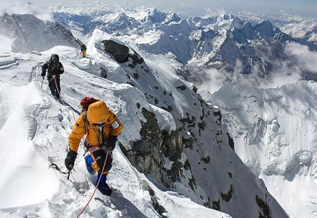 https://storage.bljesak.info/article/304821/450x310/alpinisti-mount-everest.jpg