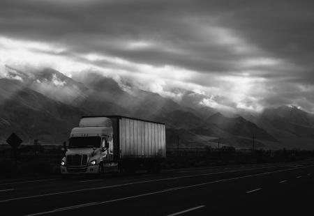 https://storage.bljesak.info/article/305499/450x310/kamion-voznja-autocesta.jpg