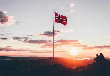 https://storage.bljesak.info/article/307395/450x310/norveska-zastava.jpg