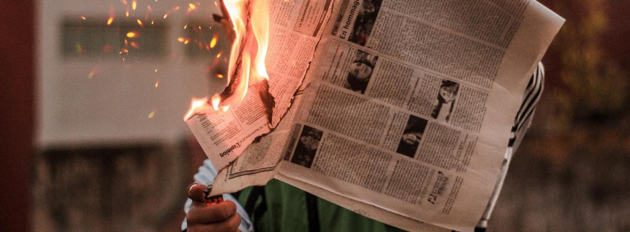 Сжигание пресса. Горящая книга. Газета Эстетика. Пресса газеты Эстетика. Парень читает газету а она горит.