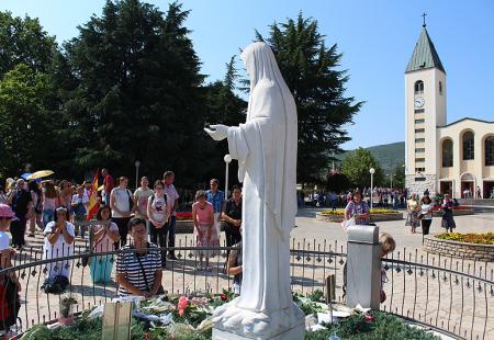 https://storage.bljesak.info/article/313202/450x310/medjugorje-obljetnica-2017-12.jpg