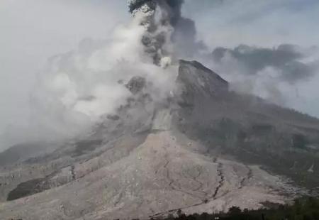 https://storage.bljesak.info/article/320447/450x310/Mount-Sinabung.jpg