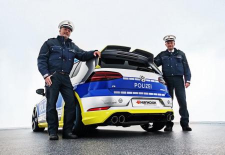 https://storage.bljesak.info/article/323117/450x310/oettinger-vw-golf-400r-polizisten.jpg