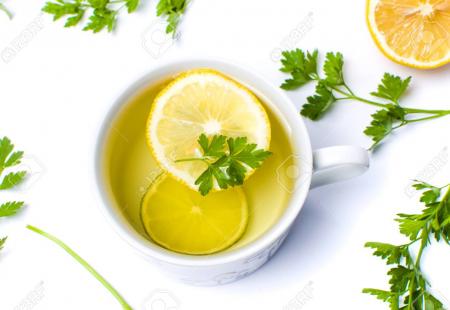 https://storage.bljesak.info/article/323730/450x310/83603377-parsley-tea-with-lemon-and-lime-slices-on-white.jpg