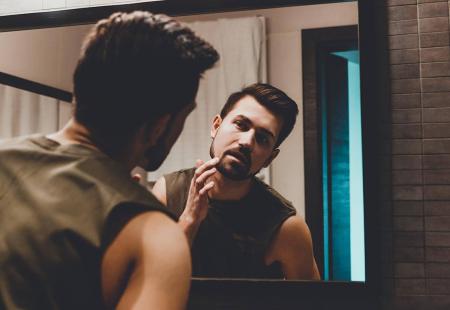 https://storage.bljesak.info/article/325156/450x310/beginningstreatment-narcissistic-personality-disorder-and-addiction-article-photo-reflection-of-young-man-in-bathroom-mirror-looking-on-his-face-670025089.jpg