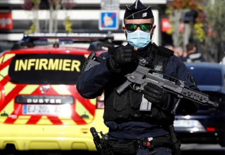 https://storage.bljesak.info/article/330712/450x310/Policajac-maska-Francuska.jpg
