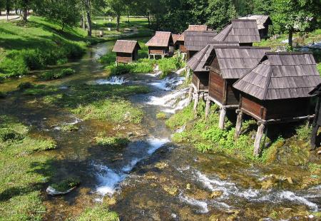 https://storage.bljesak.info/article/331942/450x310/1200px-Watermills_Pliva_Jajce_Bosnia.jpg