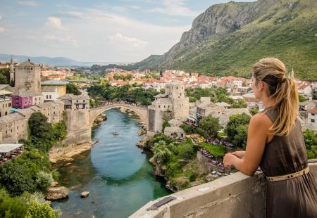 https://storage.bljesak.info/article/332266/450x310/Bosnia-Mostar-bridge-tam.jpg