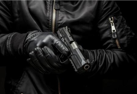 https://storage.bljesak.info/article/339035/450x310/pljacka-pistolj-rukavice-napadac-ubojica.jpg