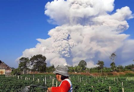 https://storage.bljesak.info/article/340311/450x310/vulkan-indonezija-erupcija1.jpg