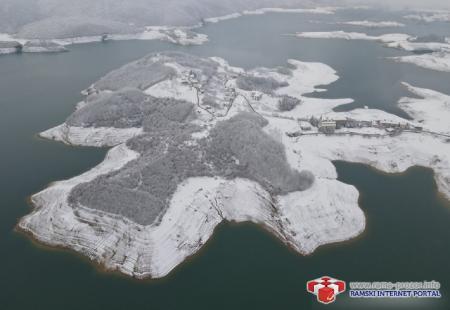 https://storage.bljesak.info/article/340428/450x310/Ramsko-jezero-snijeg.jpg