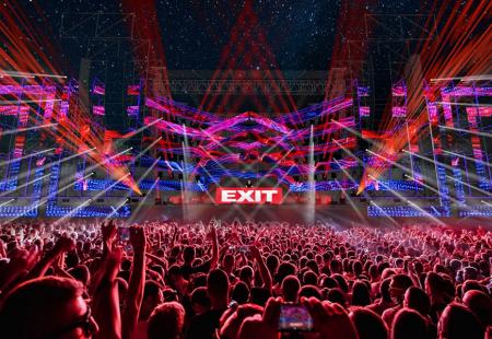 https://storage.bljesak.info/article/345278/450x310/EXIT-2018-Dance-Arena.jpg