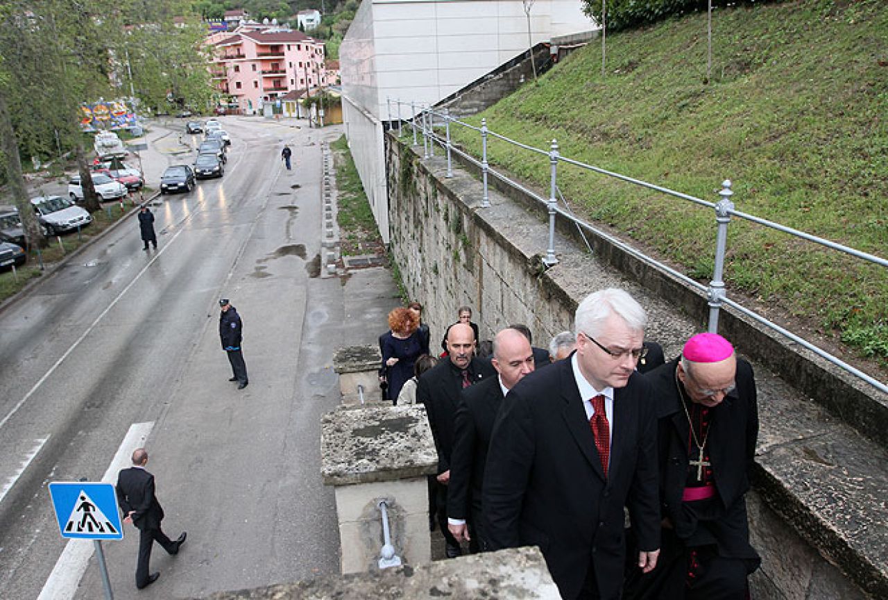 Josipović spreman posredovati oko granice s BiH