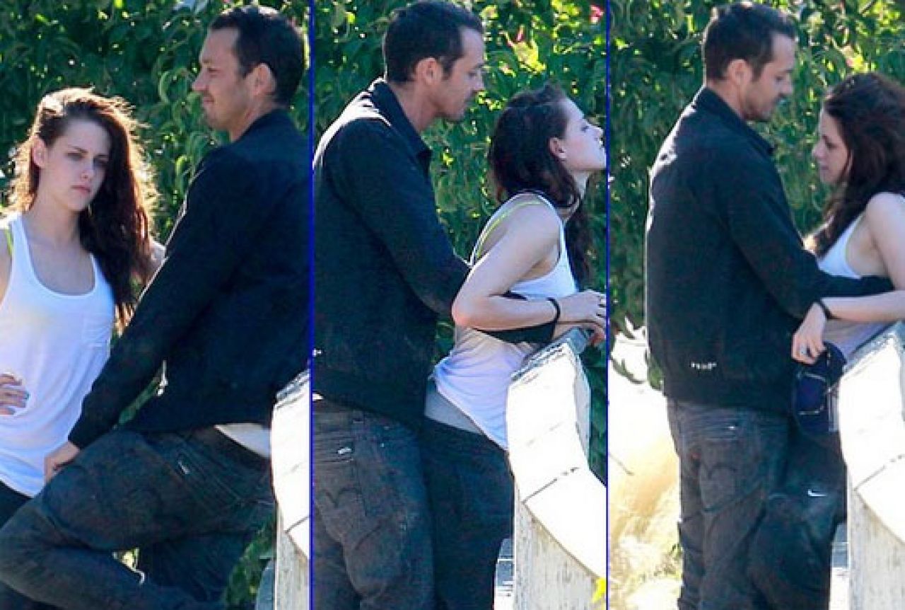 Кристен стюарт и режиссер белоснежки. Режиссер руперт сандерс. Кристен стюарт и рупертом сандерсом. Кристен стюарт и рупертом сандерсом. Кристен стюарт и сандерс.