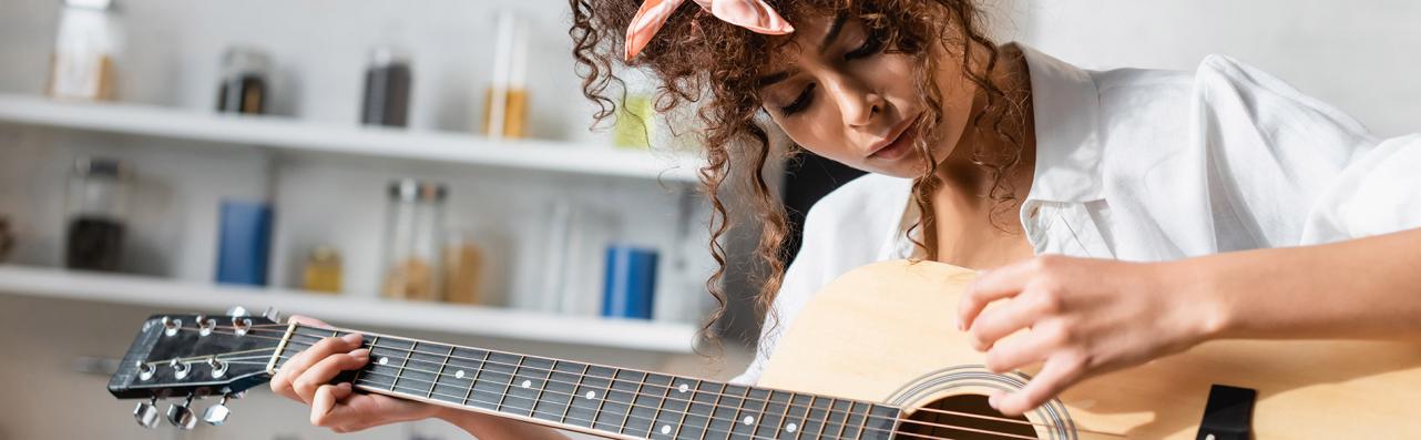 Naučite svirati gitaru; u tijeku je upis na tečaj