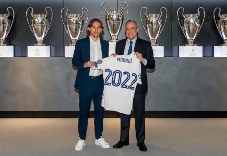 https://storage.bljesak.info/article/361110/450x310/Luka-Modric-with-Real-Madrid-club-president-Florentino-Perez.jpg