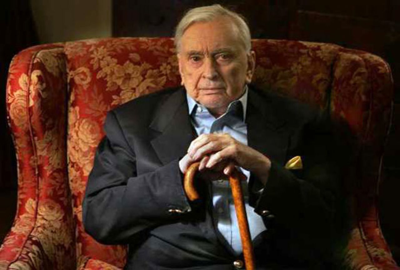 Горе писатели. Гор видал вице-президент Бэрр. Gore Vidal. Гор видал фото. Писатель гор видал экранизации.