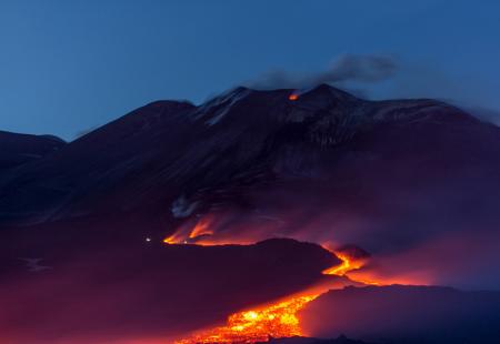 https://storage.bljesak.info/article/363000/450x310/vulkan-etna-lava-1.jpg