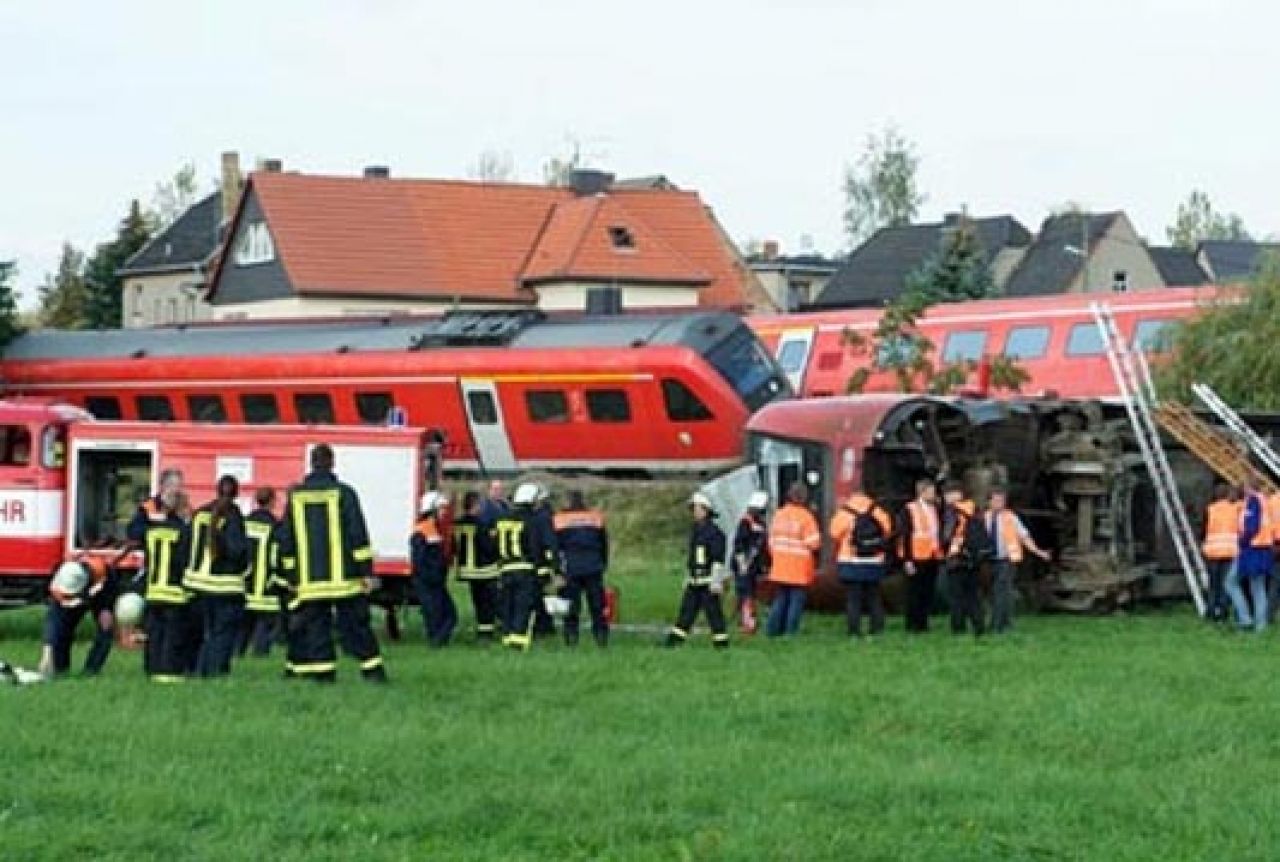Vlak udario u autobus, osam poginulih osoba