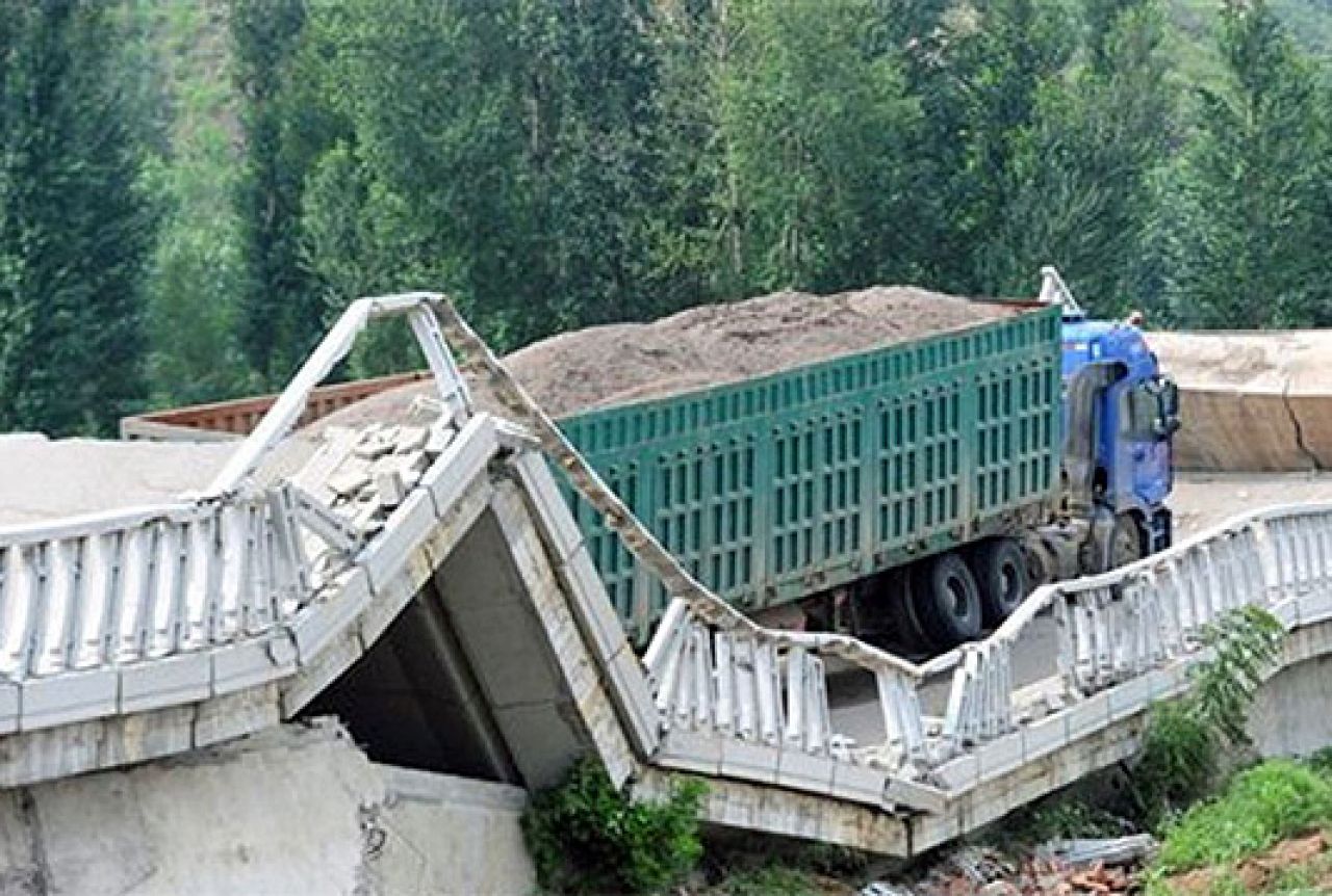 Most propao pod kamionom, vozač mora platiti 40 mil. KM